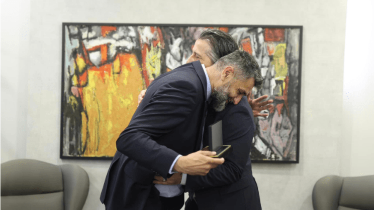 ‘Nderon sak*ificën e popullit boshnjak’ kryetari Rama i dhuron ‘Çelësin e Qytetit’ të mbijetuarit të Srebrenicës