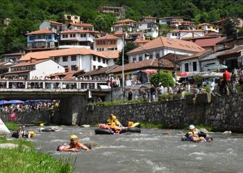 Në Prizren mbahet gara e njohur e lëshimit me goma në lumë ‘BunarFest’