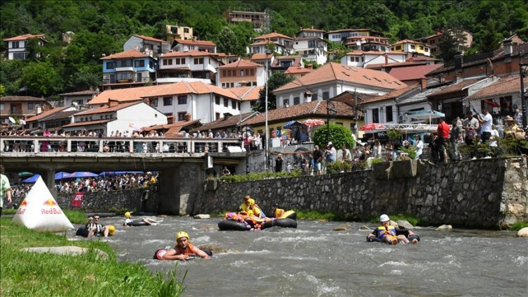 Në Prizren mbahet gara e njohur e lëshimit me goma në lumë ‘BunarFest’