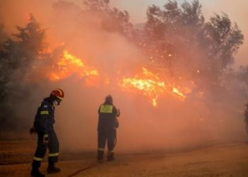 Temperaturat deri në 44 gradë Celsius, Greqia përballet me zjarre – autoritetet paralajmërojnë se situata mund të përkeqësohet edhe më shumë