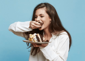 Si ta kuptoni që jeni duke e tepruar me ëmbëlsirat? Nga uria e tepërt tek mungesa e energjisë