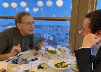 Pse shkrimtari nobelist, Orhan Pamuk, dëshiron kaq shumë ta njohë Albin Kurtin ?