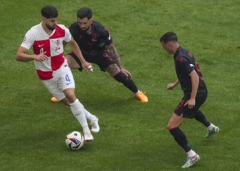 Foto/ E gjithë vëmendja te këpucët e Jasir Asanit!