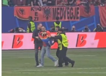 Video/ Një tjetër tifoz shqiptar hyri në fushë gjatë ndeshjes me Kroacinë! Çfarë mbante në dorë!