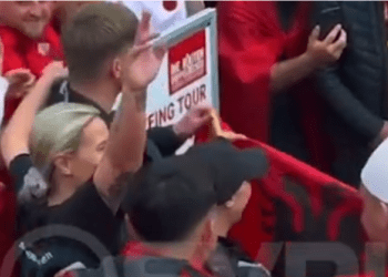 Emocionuese, momenti kur policët gjermanë futen në valle me tifozët e Shqipërisë (Video)