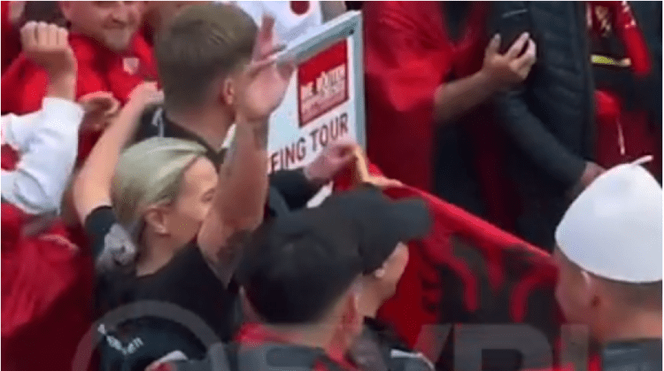 Emocionuese, momenti kur policët gjermanë futen në valle me tifozët e Shqipërisë (Video)