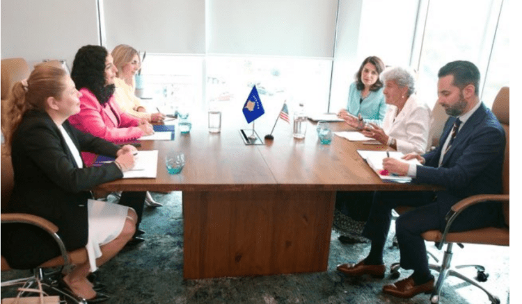 Osmani takohet me nënsekretaren amerikane për Tregti Ndërkombëtare, flasin për siguri e ekonomi