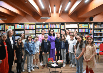 Për nder të Ditës së Fëmijëve, Presidentja Osmani është takuar me djalin e Afrim Bunjakut e fëmijë të tjerë