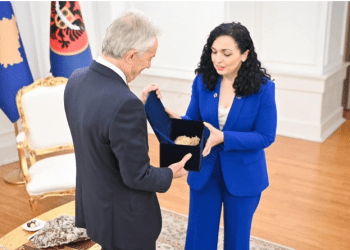 ‘Tradita vazhdon’, Presidentja Osmani i jep një gur të kristaltë Tony Blairit