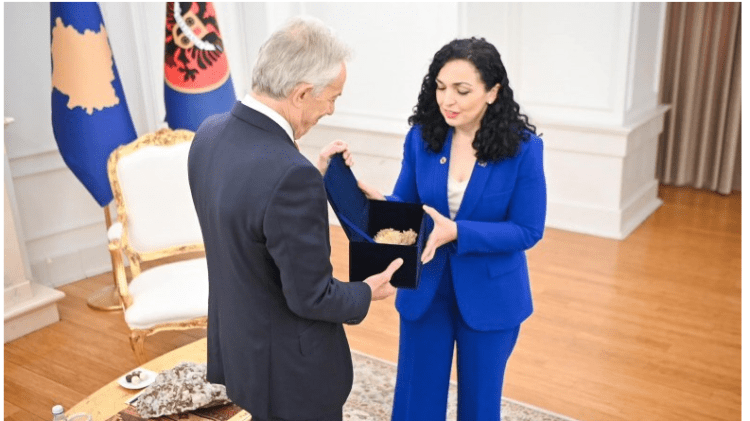 ‘Tradita vazhdon’, Presidentja Osmani i jep një gur të kristaltë Tony Blairit