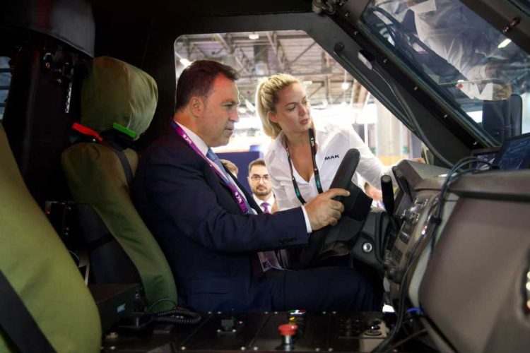 Makina e parë ushtarake shqiptare, “Shota” prezantohet në Panairin e Parisit