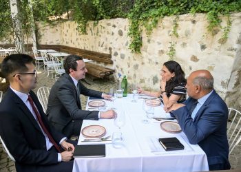 Kurti takon ish-kreun e BERZh-it, i flet për “progresin e jashtëzakonshëm ekonomik” që nga çlirimi