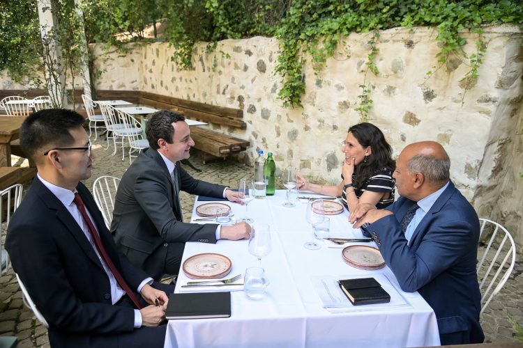 Kurti takon ish-kreun e BERZh-it, i flet për “progresin e jashtëzakonshëm ekonomik” që nga çlirimi