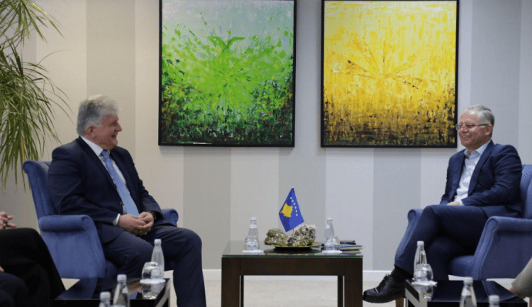 Bislimi takon Jençën, e njofton për avionët luftarakë të Serbisë përreth kufirit