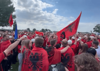 Jehon kënga ‘Shqipëri o nëna ime’, tifozët kuqezi ‘pushtojnë’ rrugët e Dyseldorfit