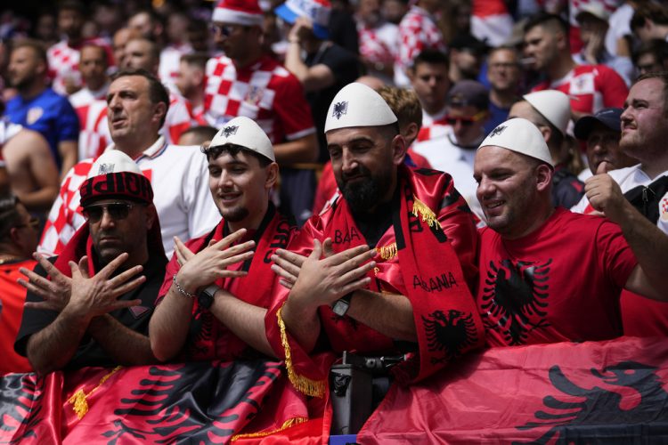 95 mijë tifozë shqiptarë ‘pushtuan’ stadiumet gjermane