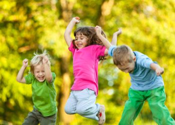 Nëna dhe baballarë, që i nxitin fëmijët të përgjigjen me dhunë ndaj moshatarëvetë tyre.