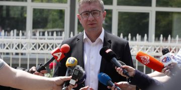 Maqedoni: Mickoski e dorëzoi propozimin për përbërjen e qeverisë së re – shqiptarët me 6 ministri