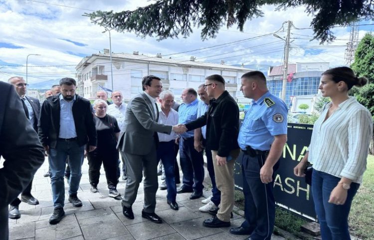 Vizitoi Dragashin pas vërshimeve, Kryeministri Kurti: Qeveria do të jetë pranë jush