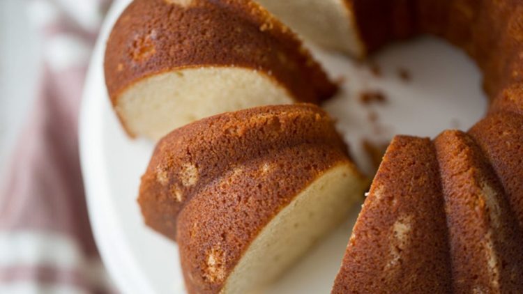 Kek i butë me gjalpë dhe vanilje, ëmbëlsirë për gjithë familjen