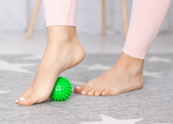 Ju fryhen këmbët nga vapa gjatë verës? Ja përse ndodh dhe çfarë të bëni