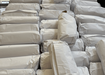 Dogana kap 42 paketime me ‘duhan të grirë’ në një veturë me targa të Shqipërisë