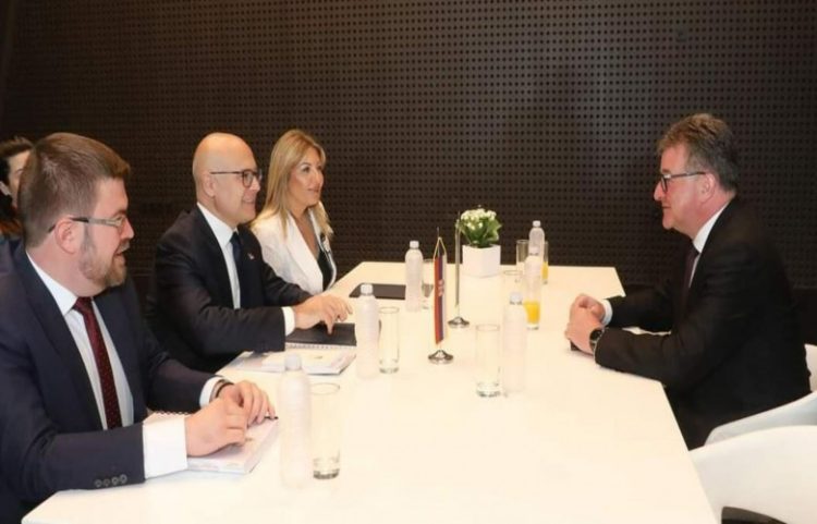 Lajçak takon kryeministrin Vuçeviq, flasin për dialogun Kosovë-Serbi