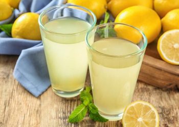 Limonatë e shtëpie, recetë e shpejtë dhe e shëndetshme