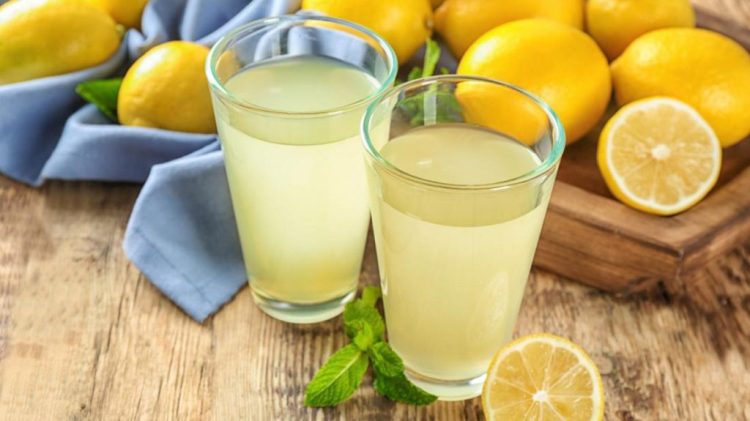 Limonatë e shtëpie, recetë e shpejtë dhe e shëndetshme