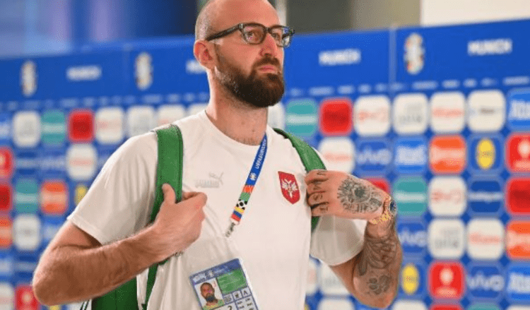 Skan*dal te Serbia, portieri përleshet fizikisht me tifozin para ndeshjes vendimtare