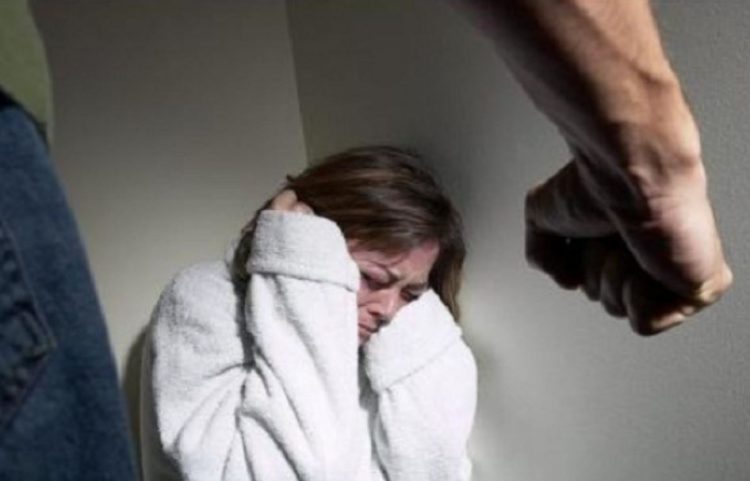 Vëllai e rrah motrën e tij në Lipjan