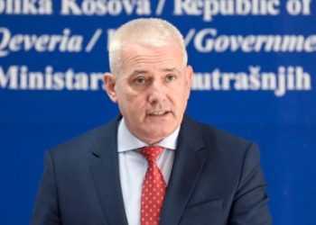 Sveçla paralajmëron burgosjen e Vuçiqit nëse hyn në Kosovë pa leje