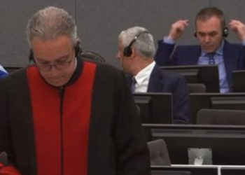 Të bashkuar në Hagë, Thaçi e Selimi shkëmbejnë shënime dhe letra gjatë seancës në Speciale (Video)