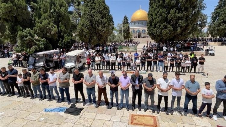 Megjithë kufizimet izraelite, 30 mijë muslimanë falën namazin e xhumasë në Al-Aksa