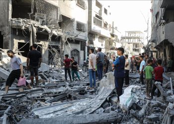 Izraeli bombardon Gazën dhe shkollën ku strehohen të zhvendosurit