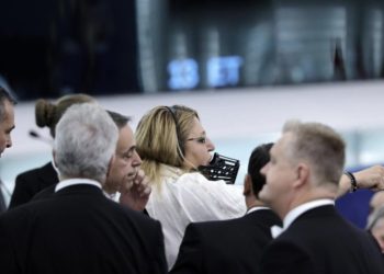 Eurodeputetja rumune ndërpret fjalimin e Von der Leyen, nxirret me forcë nga PE