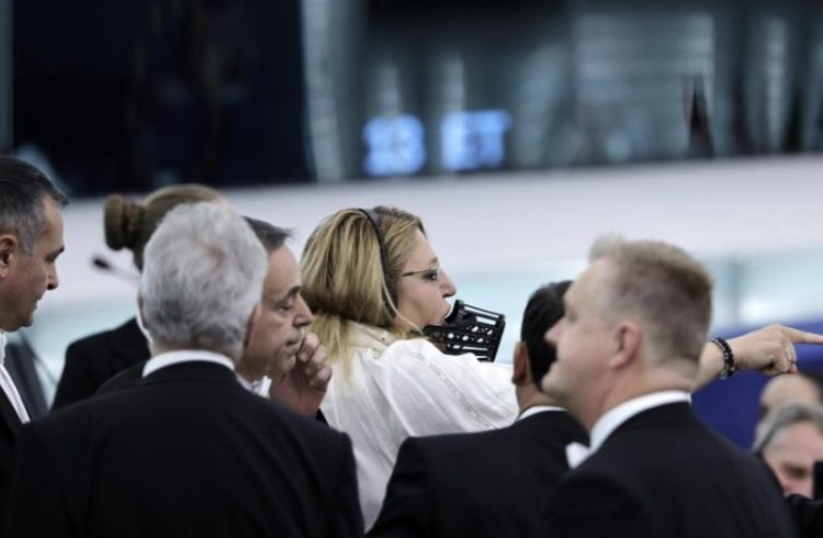Eurodeputetja rumune ndërpret fjalimin e Von der Leyen, nxirret me forcë nga PE