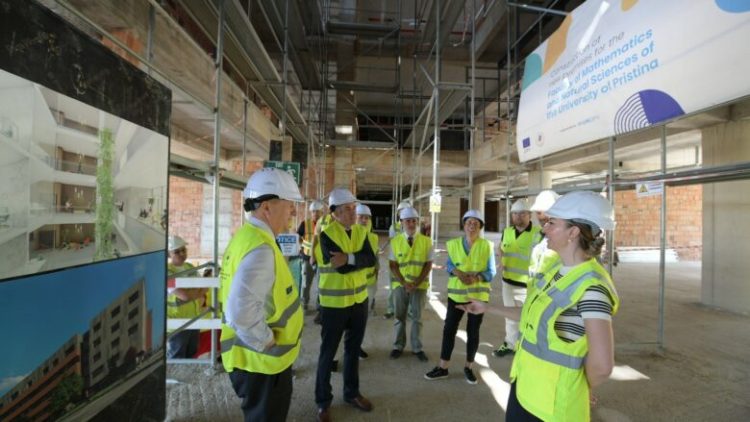 Ambasadori i BE-së viziton vend-punishten e fakultetit të ri të Shkencave Matematike-Natyrore të financuar nga BE-ja