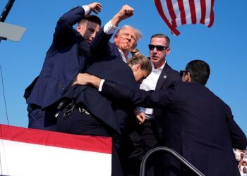 Të shtëna gjatë tubimit të Trumpit, i shihet gjak në vesh