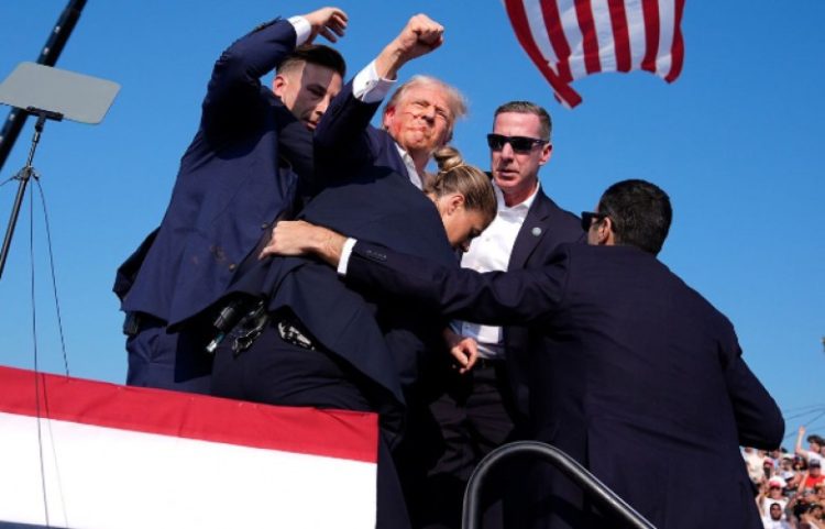 Të shtëna gjatë tubimit të Trumpit, i shihet gjak në vesh