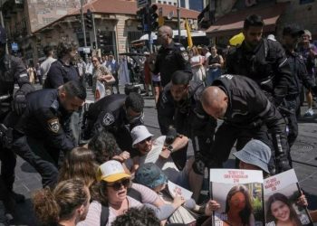Protestuesit bllokojnë rrugët, kërkojnë lirim të pengjeve dhe armëpushim