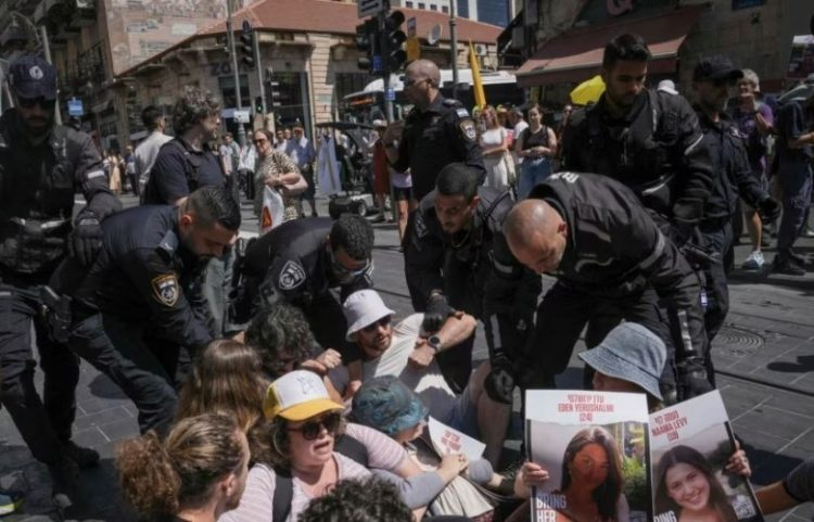 Protestuesit bllokojnë rrugët, kërkojnë lirim të pengjeve dhe armëpushim