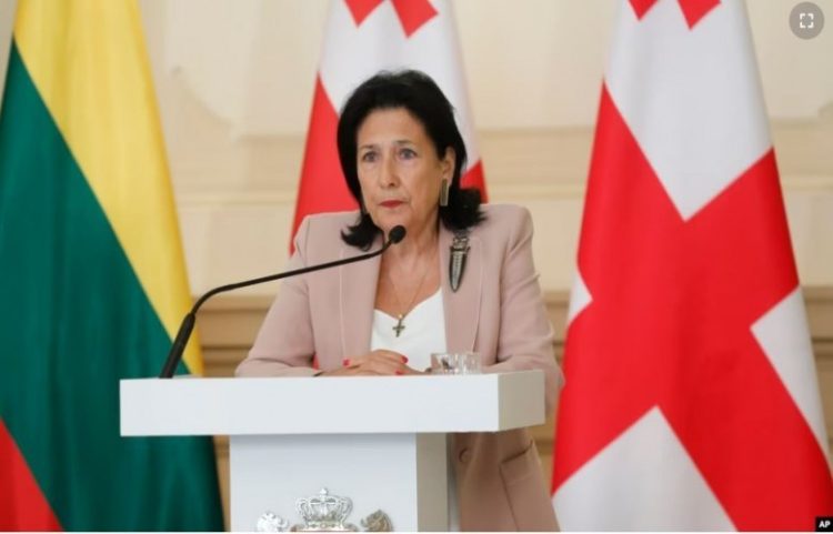 Presidentja e Gjeorgjisë sfidon në Kushtetuese ligjin për ‘agjentë të huaj`