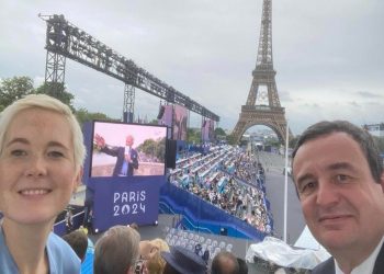 Kurti falemnderon Macronin e Bachin për organizimin e mikpritjen në Paris