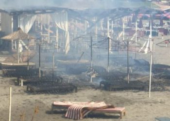 Zjarret rrezikojnë rezortin në Shëngjin, flakët mbërrijnë deri në plazh