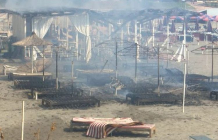 Zjarret rrezikojnë rezortin në Shëngjin, flakët mbërrijnë deri në plazh
