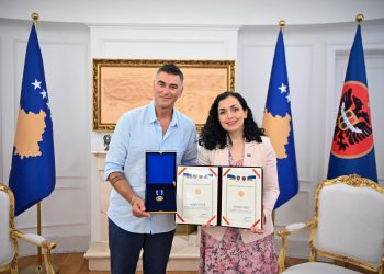 Presidentja pret Dukagjin Lipën, ia dorëzon medaljen Presidenciale të Meritave rock grupit “Oda”