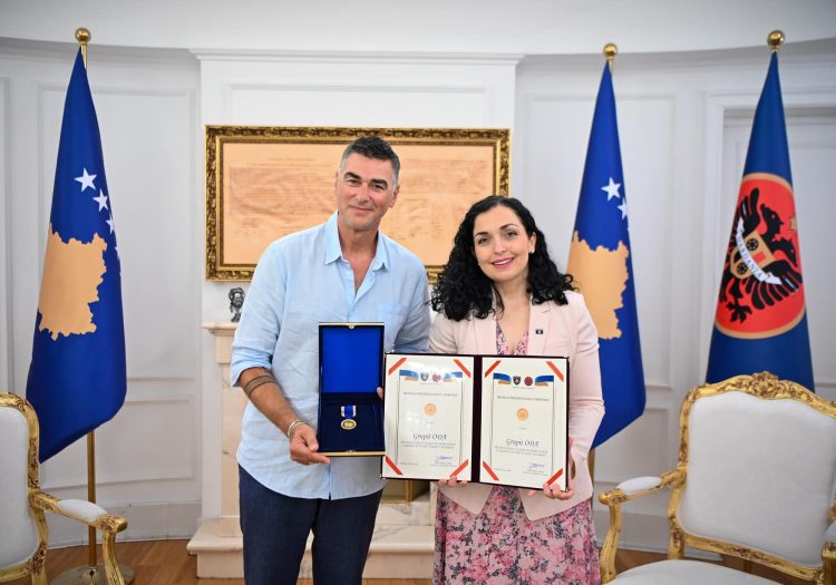 Presidentja pret Dukagjin Lipën, ia dorëzon medaljen Presidenciale të Meritave rock grupit “Oda”