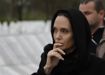 Në përvjetorin e Masakrës së Srebrenicës, kujtohet letra e famshme e Angelina Joliet që kishte shkruar gjatë vizitës në Bosnjë