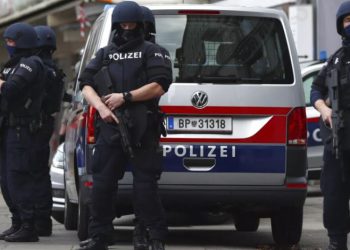 Policia austriake arreston dhjetëra protestues që ndërprenë marshimin e ekstremit të djathtë në Vjenë